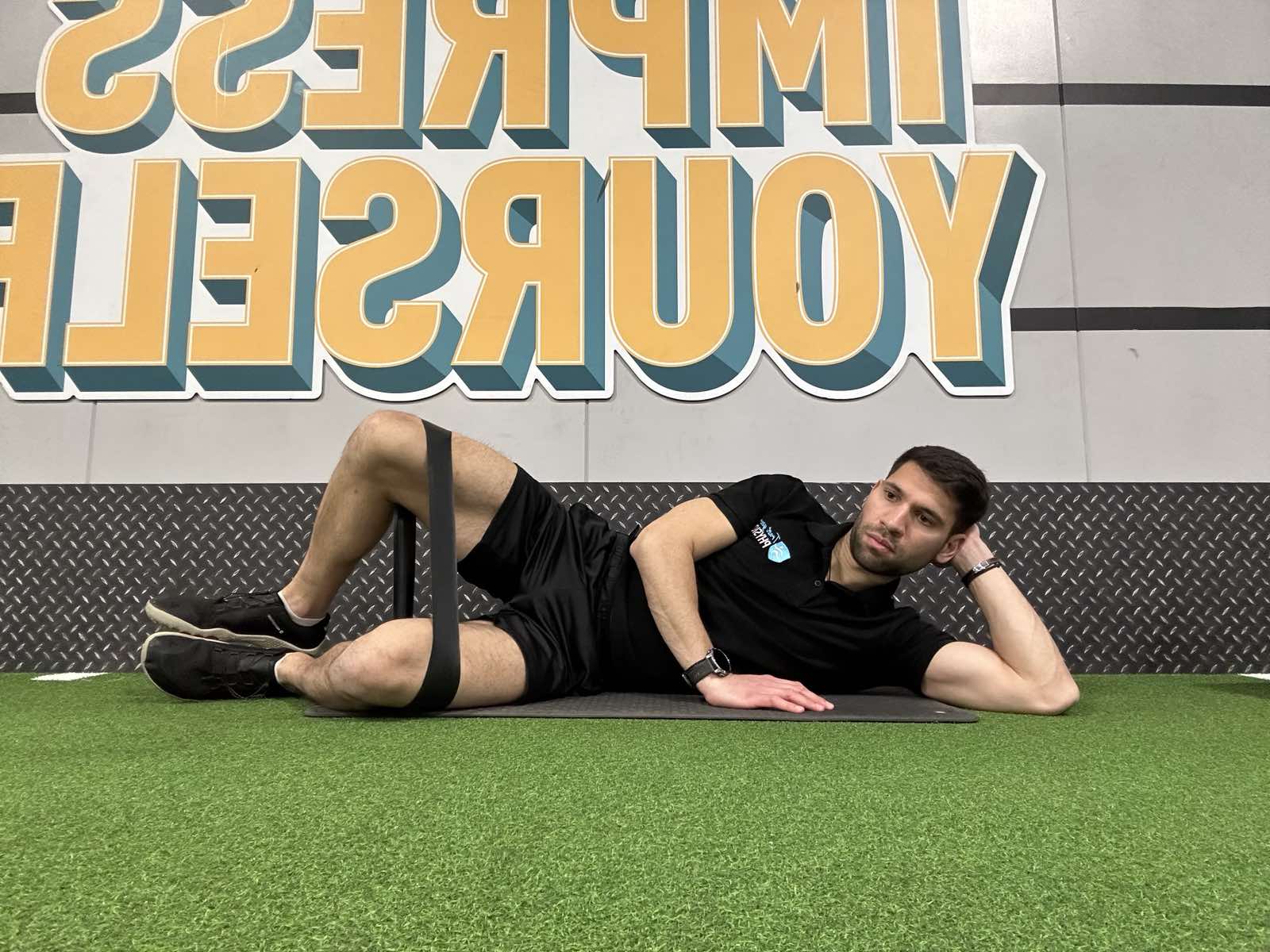 Άσκηση ισχίου με λάστιχο στο σπίτι